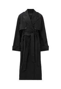 Lungo cappotto nero con ampi revers, bottoni doppi, patta anteriore, cinturini ai polsini e una cintura legata in vita.