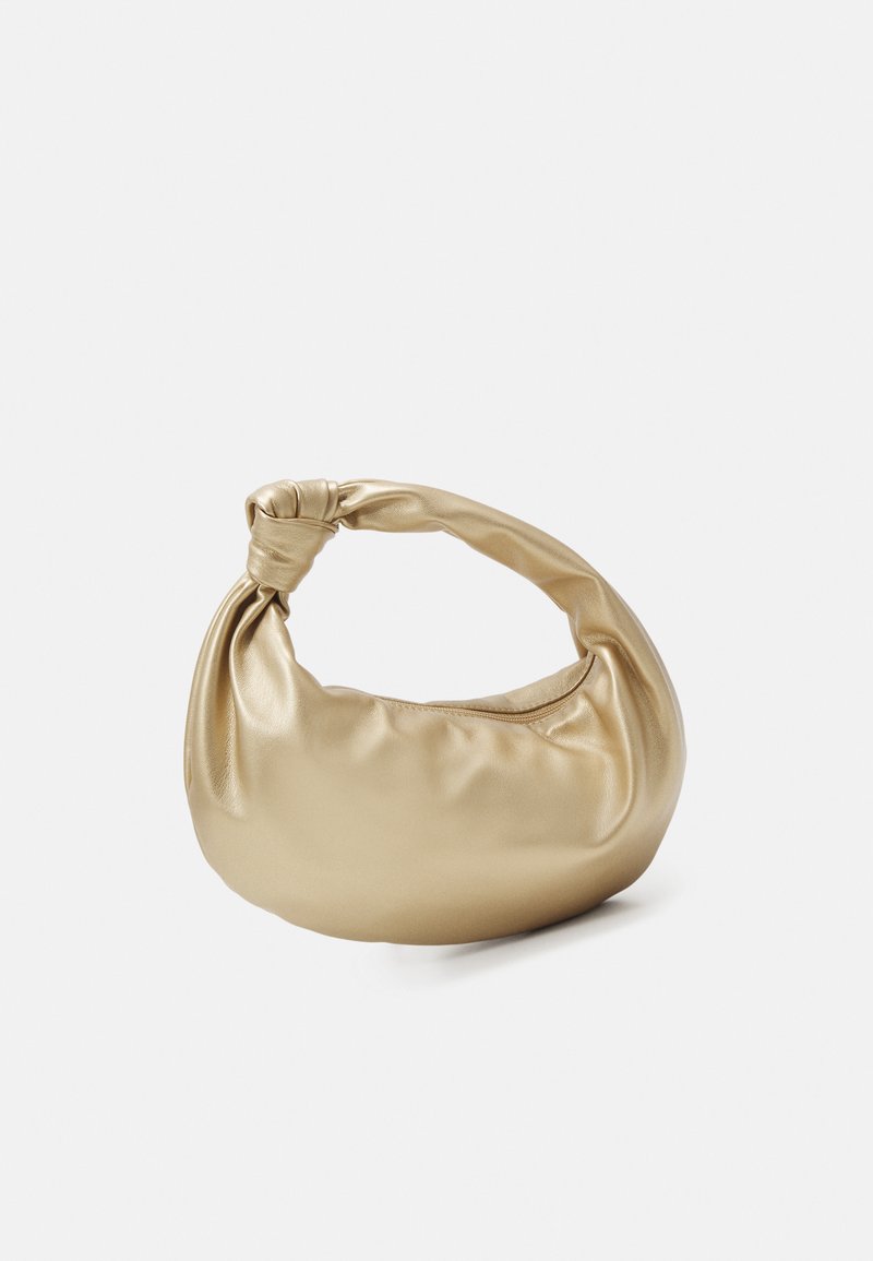 Bolso de mano de imitación cuero dorado con una forma suave y redondeada y un asa anudada. Textura lisa con un acabado brillante, diseñado para llevar en la mano.