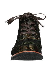 Chaussure noire avec un motif floral multicolore, tige en textile, bout rond, lacets marron et semelle en caoutchouc texturé.