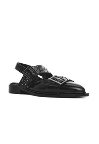 Chaussures à bride arrière en cuir noir avec un bout pointu, double boucle et clous en métal. Semelle plate à texture lisse.