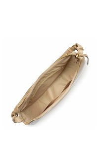 Borsa beige con un rivestimento testurizzato, chiusura con zip dorata e un interno foderato in satin che presenta tasche aggiuntive.