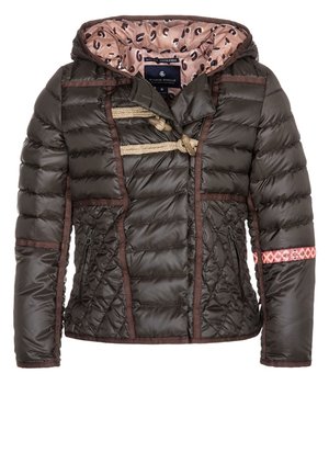 Veste matelassée brun foncé avec fermetures à brandebourgs, poches zippées et doublure de capuche rose clair à motifs. Bande géométrique rose sur la manche.