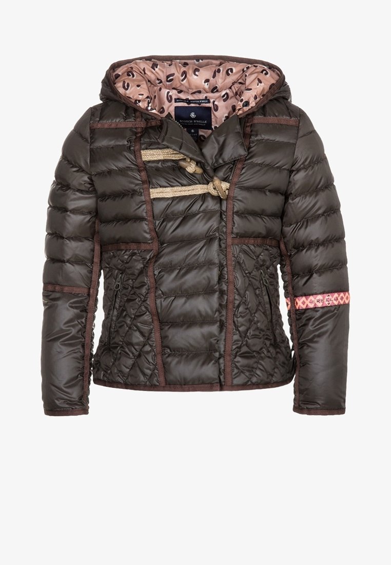 Veste matelassée brun foncé avec fermetures à brandebourgs, poches zippées et doublure de capuche rose clair à motifs. Bande géométrique rose sur la manche.