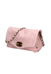 Borsa a pochette in finta pelle rosa con design pieghevole, dotata di una tracolla in catena dorata e chiusura, e una texture liscia con dettagli sottili.