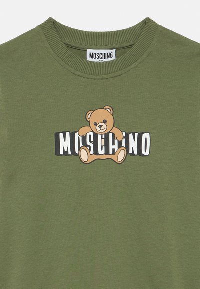 Felpa verde oliva in cotone con grafica a fumetto di un orsetto e scritta "MOSCHINO" in grassetto bianco e nero. Colletto rotondo a costine.