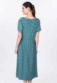 Türkises Kleid mit kurzen Ärmeln, mehrfarbigem Blumenmuster, lockerer Passform, runder Ausschnitt, leicht gerafft in der Taille, knielang.