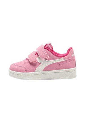 Scarpa da ginnastica rosa per bambini con suola bianca, due cinturini in velcro e striscia laterale bianca, su sfondo bianco.