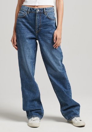 Jeans in denim blu a vita alta con una vestibilità comoda, dotati di cinque tasche, chiusura con bottone e design pulito e minimalista.