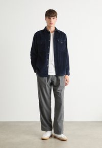 Tommy Hilfiger OVERSHIRT - Lichte jas - desert sky