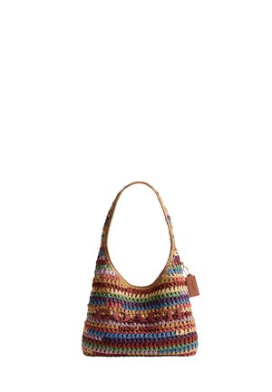 Geantă de umăr țesută multicoloră cu curea lată, dungi orizontale și etichetă din piele inscripționată cu „Coach” atârnată pe lateral.