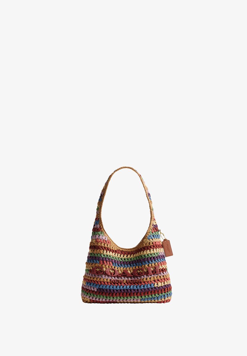 Sac à bandoulière tissé multicolore avec une large sangle, des rayures horizontales, et une étiquette en cuir inscrite "Coach" suspendue sur le côté.