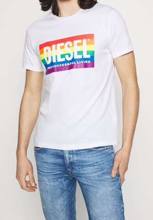 T-shirt en coton blanc avec un logo "DIESEL" multicolore en rayures arc-en-ciel et le texte "FOR SUCCESSFUL LIVING" en dessous. Manches courtes, col rond.
