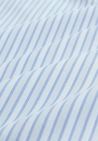 Tela de rayas azul claro y blanco con una textura suave, que presenta finas rayas verticales espaciadas uniformemente sobre la superficie.