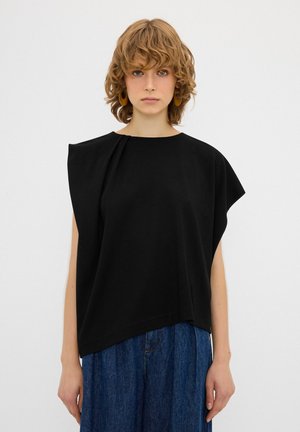 Zwarte blouse met korte mouwen en een ontspannen pasvorm, met een asymmetrisch ontwerp en geplooide details op de schouder, gemaakt van een gladde stof.