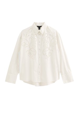 Witte blouse met lange mouwen, knopen en een puntige kraag, voorzien van ingewikkeld uitgesneden bloemenborduursels op de borst en schouders.