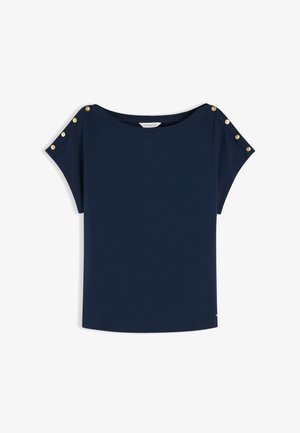 Haut bleu marine à manches courtes avec encolure bateau et détails de boutons dorés le long de chaque couture d'épaule.