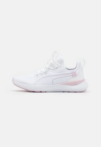 Zapatilla de running Puma blanca y rosa claro con cierre de cordones, suela acolchada y tiradores en la lengüeta y el talón, vista lateral sobre fondo blanco.