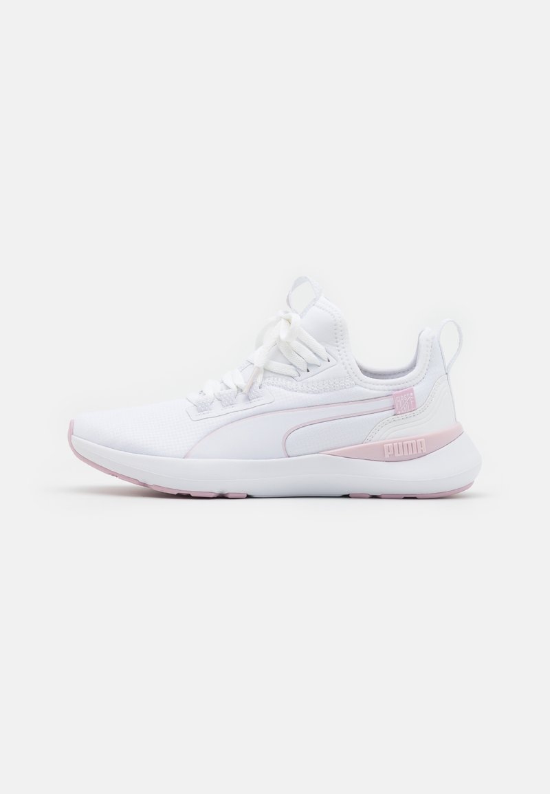 Zapatilla de running Puma blanca y rosa claro con cierre de cordones, suela acolchada y tiradores en la lengüeta y el talón, vista lateral sobre fondo blanco.