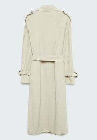 Trench-coat long beige vu de dos avec une ceinture, des pattes d’épaule et des bracelets de manche avec des boucles.