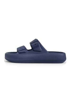 Sandale slide bleu marine avec deux sangles réglables et une semelle épaisse texturée, marquée de petits logos Fila sur les sangles.