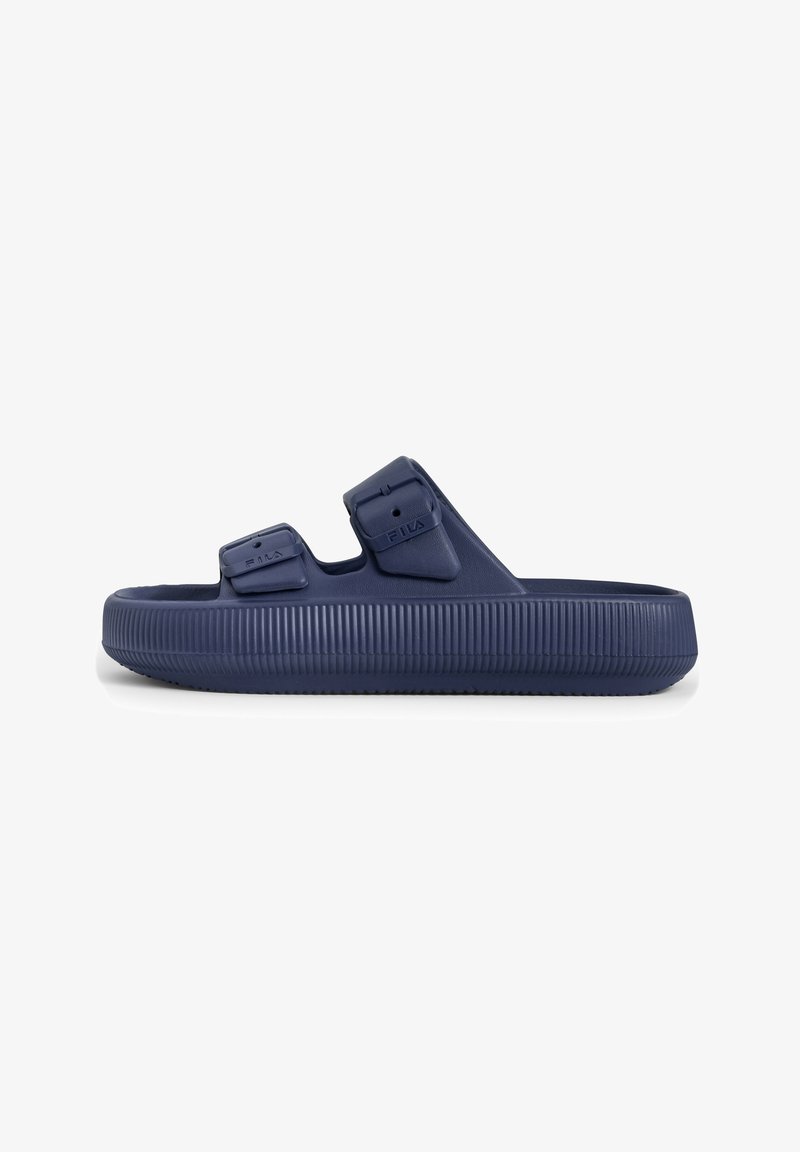 Sandale slide bleu marine avec deux sangles réglables et une semelle épaisse texturée, marquée de petits logos Fila sur les sangles.