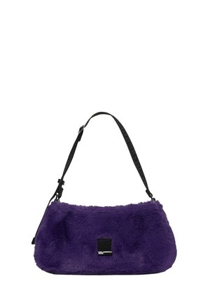 Lila Schultertasche aus Kunstfell mit verstellbarem schwarzem Riemen und kleinem rechteckigem Logopatch vorne.