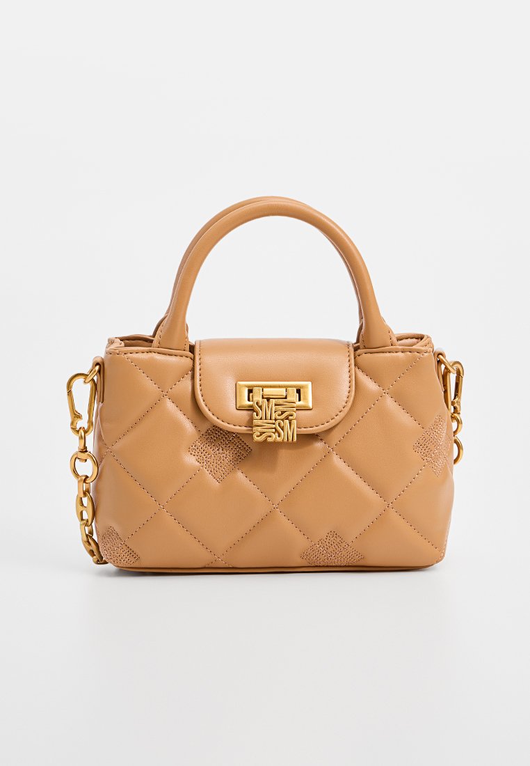 Sac à main matelassé beige avec une fermeture dorée, une anse en chaîne et des accents texturés. Il dispose d'une poignée arrondie et de détails en motif diamant.