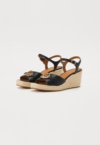 Svarta lädersandaler med kilklack och en espadrille-jutesula, med en öppen tå-design och guldfärgade detaljer på den främre remmen.