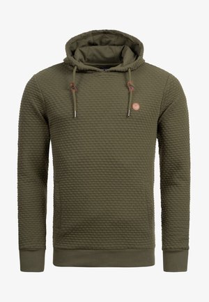 Olivgrön hoodie med en strukturerad, bikakeaktig mönstring, dragsnören med metalldelar och en liten rund logga på bröstet.
