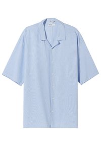 Světle modrá krátká košile s vertikálními bílými pruhy, zapínání na knoflíky vepředu a uvolněný límec. Vyrobeno z měkkého, lehkého materiálu.