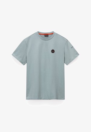 Lichtblauw katoenen t-shirt met een ronde hals, korte mouwen, een klein logopatch op de borst en contrasterende oranje bies aan de binnenkant van de kraag.