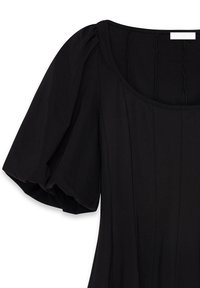 Robe noire avec manches courtes bouffantes et encolure arrondie, avec des détails de coutures verticales le long du buste.