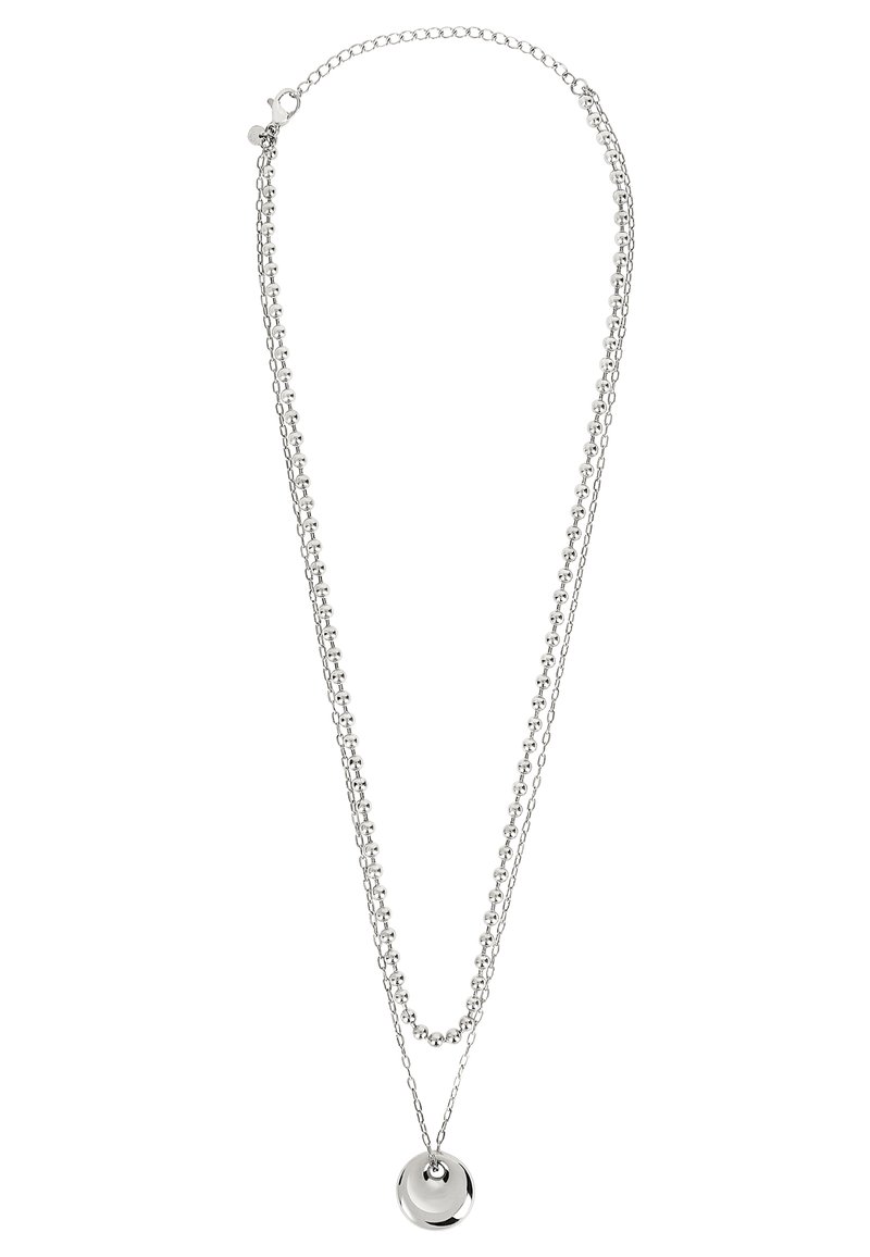 Collier en chaîne argentée avec deux brins superposés ; l'un présente des perles rondes, tandis que l'autre a un pendentif circulaire lisse.