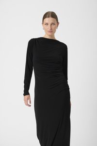 Must mustaga pikkade varrukatega kleit, kitsas siluett, vöökohal kogutud detail ja siledast venivast kangast. Elegantne dekoltee.