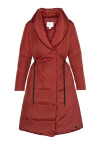 Rød polstret kåpe med stor sjalskrage, lange ermer og belte i midjen. Har en vattert innside og detaljer på sidene.