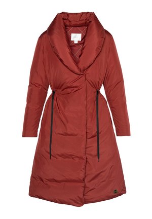 Rød polstret kåpe med stor sjalskrage, lange ermer og belte i midjen. Har en vattert innside og detaljer på sidene.