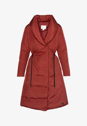 Rød polstret kåpe med stor sjalskrage, lange ermer og belte i midjen. Har en vattert innside og detaljer på sidene.