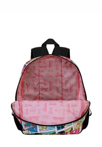 Mochila negra con coloridos gráficos de Barbie. El interior es rosa con logotipos de Barbie repetidos y una textura suave. Tiene correas de hombro dobles.