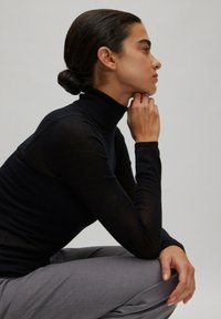 EDITED HATTI - Strickpullover - schwarz