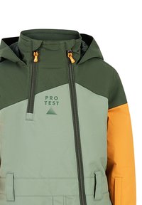 Geïsoleerde jas met een groene en oranje kleurenschema, voorzien van een hoge kraag, dubbele ritsen en een logo op de borst. Getextureerde stof.