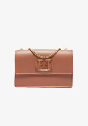 Rechthoekige bruine leren handtas met gouden kettingriem en een grote gouden "M" logo gesp op de voorflap.