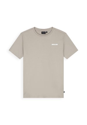Beige T-shirt met korte mouwen en ronde hals, met klein wit "BALLIN" logo op de linkerborst en een zwart label op de onderste zijnaad.