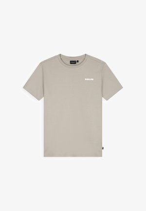 Beige T-shirt met korte mouwen en ronde hals, met klein wit "BALLIN" logo op de linkerborst en een zwart label op de onderste zijnaad.
