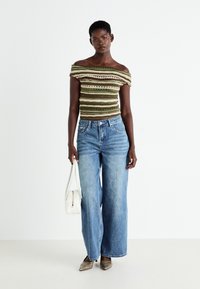 The Ragged Priest RELEASE BLEACHED BLUE WASH - Široke nogavice - blue denim