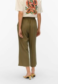 Pantalones de pierna ancha de talle alto en verde oliva, confeccionados en una tela suave y fluida. Presentan una cinturilla elástica y una textura ligera y suave.