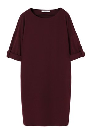 Tumeburgundia põlveni ulatuv kleit, millel on kolmveerandvarrukad, mis on üles keeratud ja kinnitustega, ümara kaelusega ja sirge lõikega.