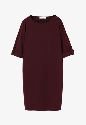 Donker bordeauxrode jurk tot op de knie met driekwart mouwen die zijn opgerold en vastgezet met knoopstrips, ronde halslijn, rechte pasvorm.