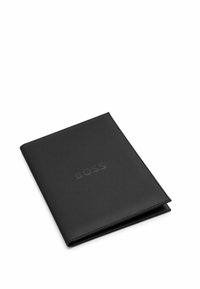 Portefeuille en cuir noir texturé avec logo "BOSS" embossé centré sur le devant, montré légèrement ouvert sur un fond blanc.