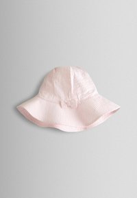 Ružový pruhovaný klobúk typu bucket s širokým okrajom, vyrobený z mäkkej látky, s malou mašličkou na prednej strane pre dodatočný detail.