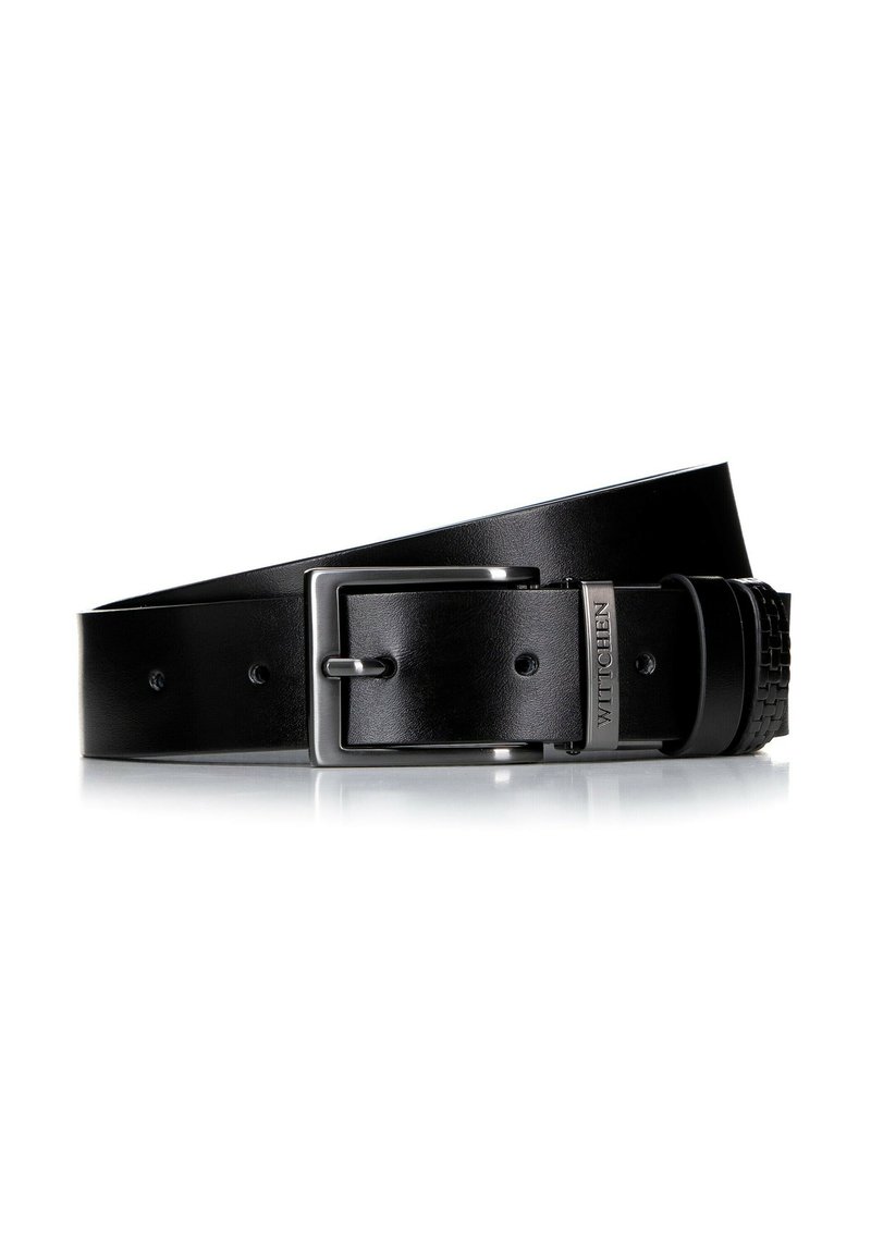 Cinturón de cuero negro con hebilla rectangular de plata y un bucle de metal grabado con la inscripción "WITTCHEN", mostrado sobre un fondo blanco.